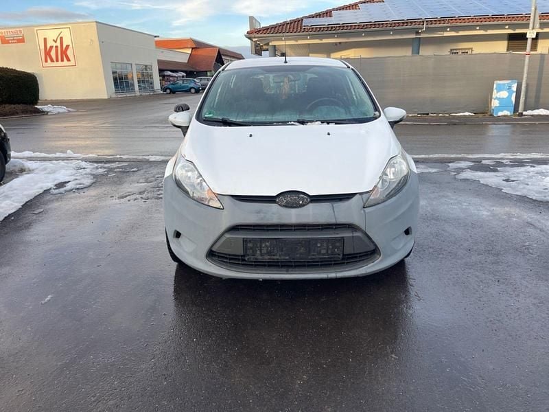 Weiß Gebraucht 2009 Ford Fiesta Trend Kleinwagen | 950 € (Superpreis) - Bild 1/4