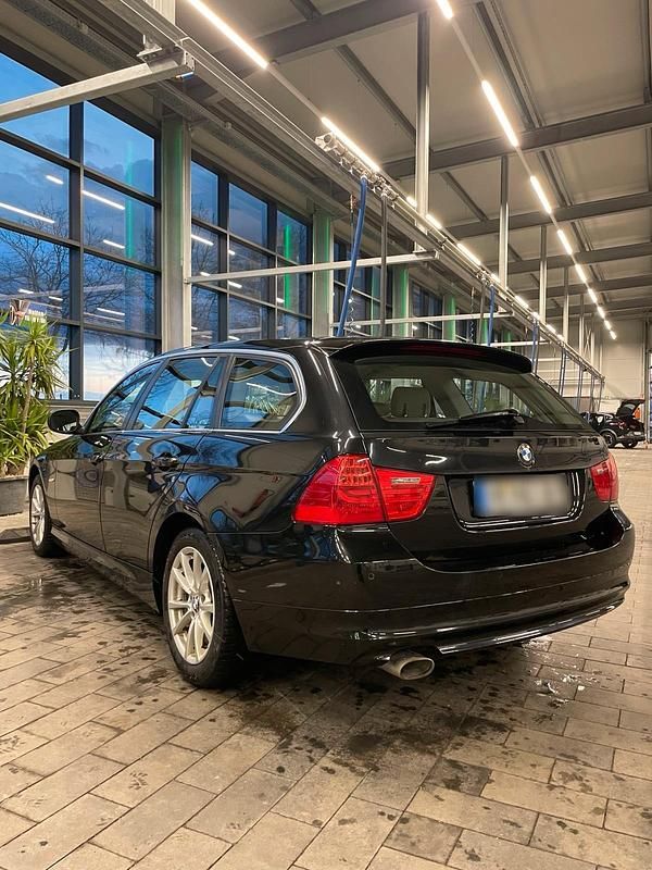 Gebraucht BMW 320 184 PS (135 kW) 2010 Schwarz Kombi