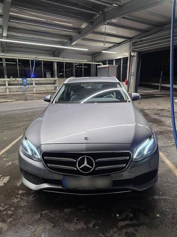 Grau Gebraucht 2019 Mercedes E220 Kombi | 20.900 € (Superpreis) - Bild 1/4