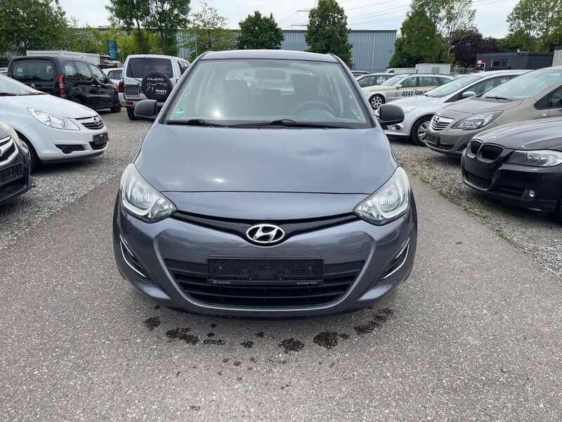Grau Gebraucht 2014 Hyundai i20 Trend Limousine | 2.550 € (Guter Preis) - Bild 1/4