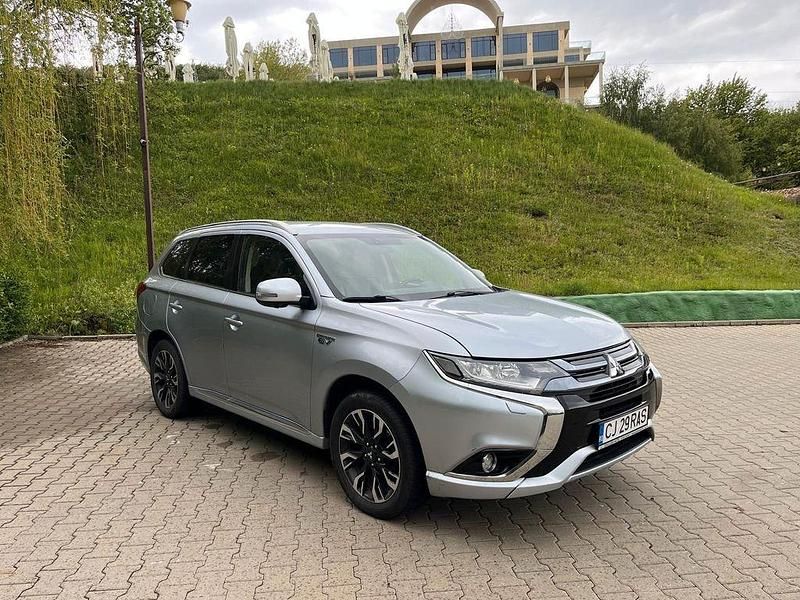Grau Gebraucht 2017 Mitsubishi Outlander P-HEV SUV | 18.250 € (Teuer) - Bild 1/4