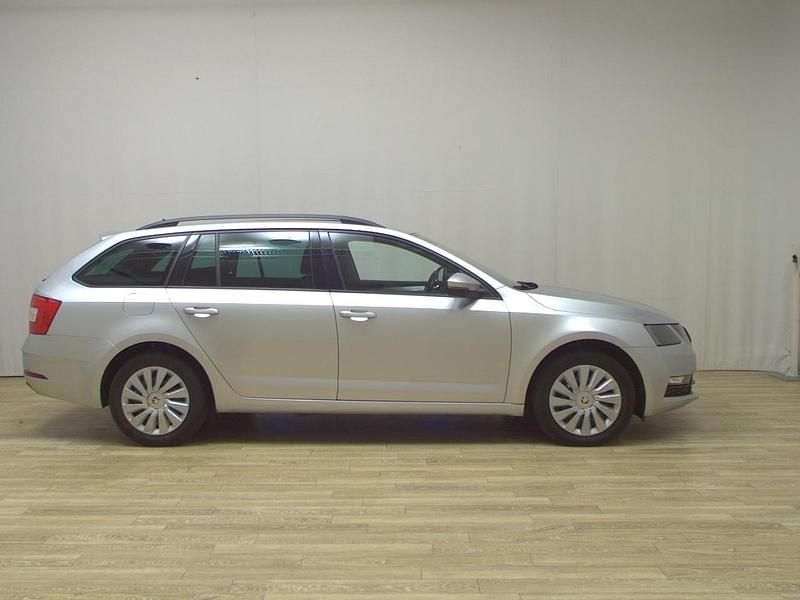 Silber Gebraucht 2020 Skoda Octavia Ambition Kombi | 10.950 € (Superpreis) - Bild 1/4