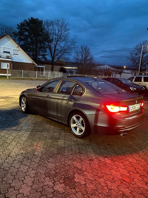Gebraucht BMW 320 Sport Line 184 PS (135 kW) 2014 Braun Limousine