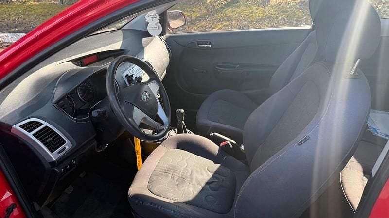 Gebraucht Hyundai i20 77 PS (56 kW) 2010 Rot Kleinwagen