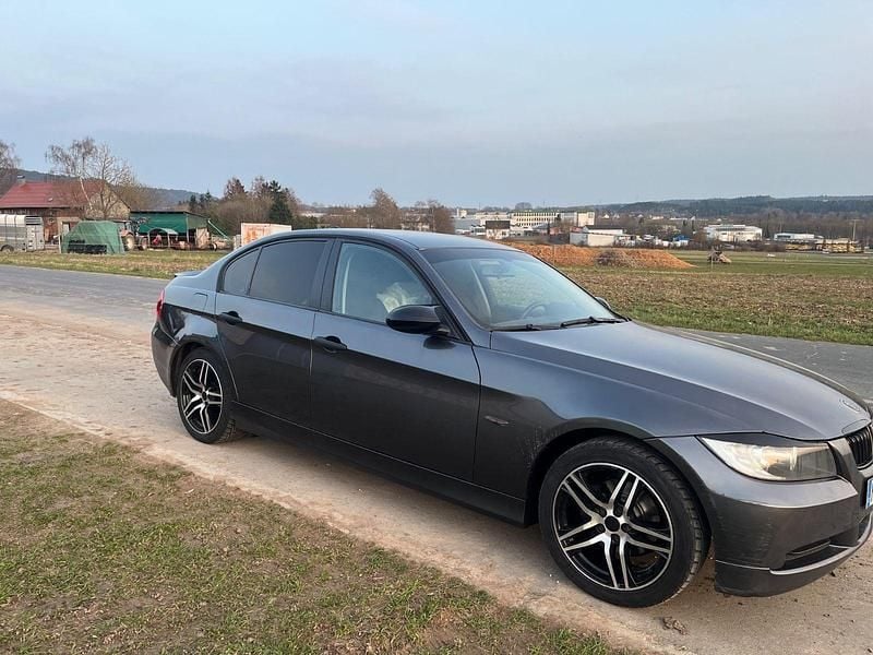 Gebraucht BMW 318 129 PS (94 kW) 2006 Grau Limousine