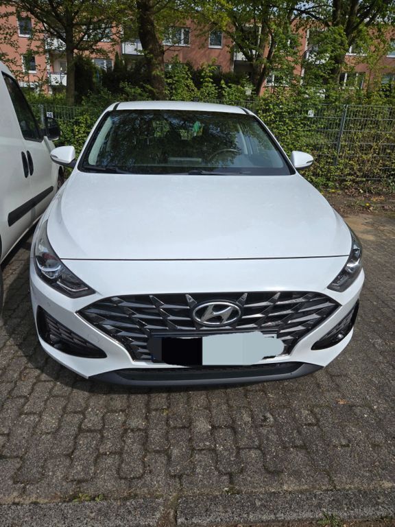 Weiß Gebraucht 2021 Hyundai i30 Edition 30 Limousine | 12.990 € (Fairer Preis) - Bild 1/4
