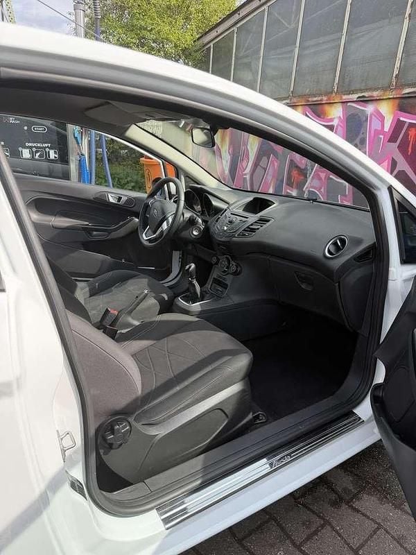 Używany Ford Fiesta SYNC Edition 82 KM (60 kW) 2014 Biały Hatchback