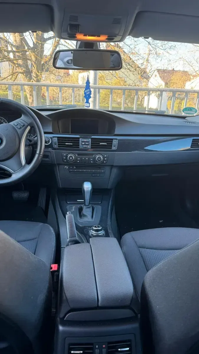 Gebraucht BMW 320 184 PS (135 kW) 2011 Schwarz Kombi