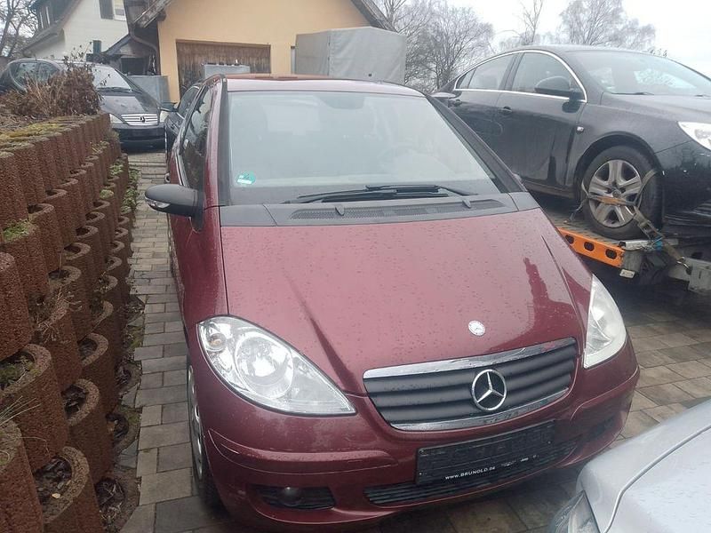 Rot Gebraucht 2005 Mercedes A160 Classic Limousine | 3.000 € - Bild 1/4