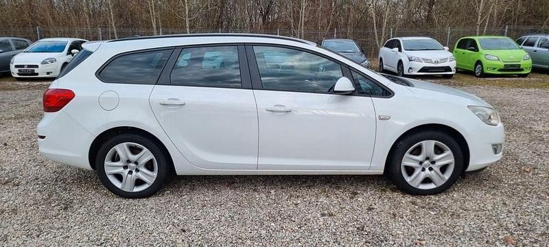 Gebraucht Opel Astra Design Edition 110 PS (80 kW) 2012 Weiß Kombi