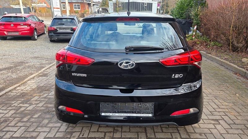 Gebraucht Hyundai i20 75 PS (55 kW) 2016 Schwarz Kleinwagen