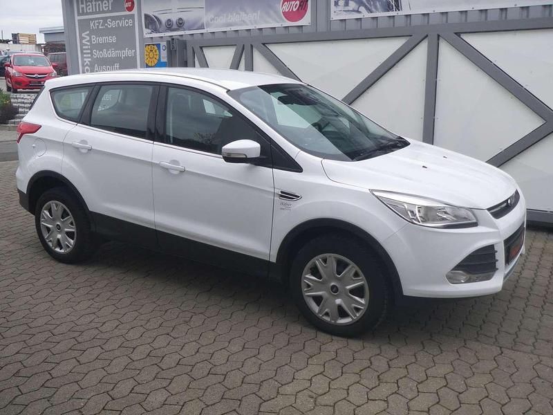 Gebraucht Ford Kuga Trend 120 PS (88 kW) 2016 Frostweiß SUV