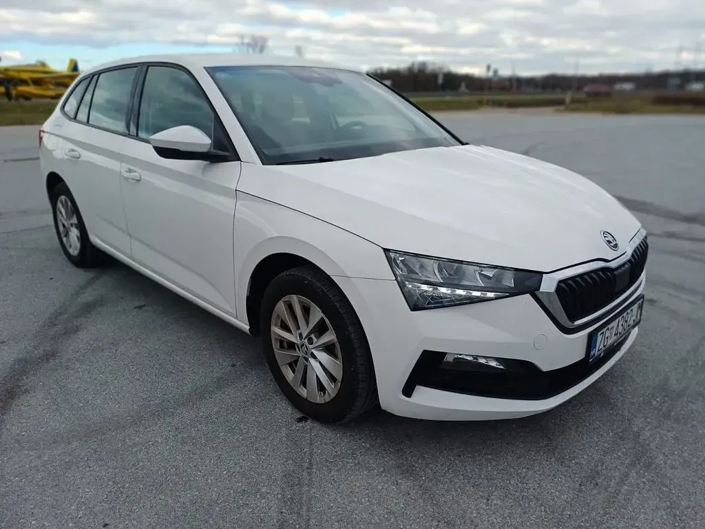 Gebraucht Skoda Scala Ambition 110 PS (80 kW) 2023 Weiß Kleinwagen
