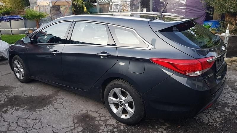 Grau Gebraucht 2015 Hyundai i40 Kombi | 8.950 € (Guter Preis) - Bild 1/4