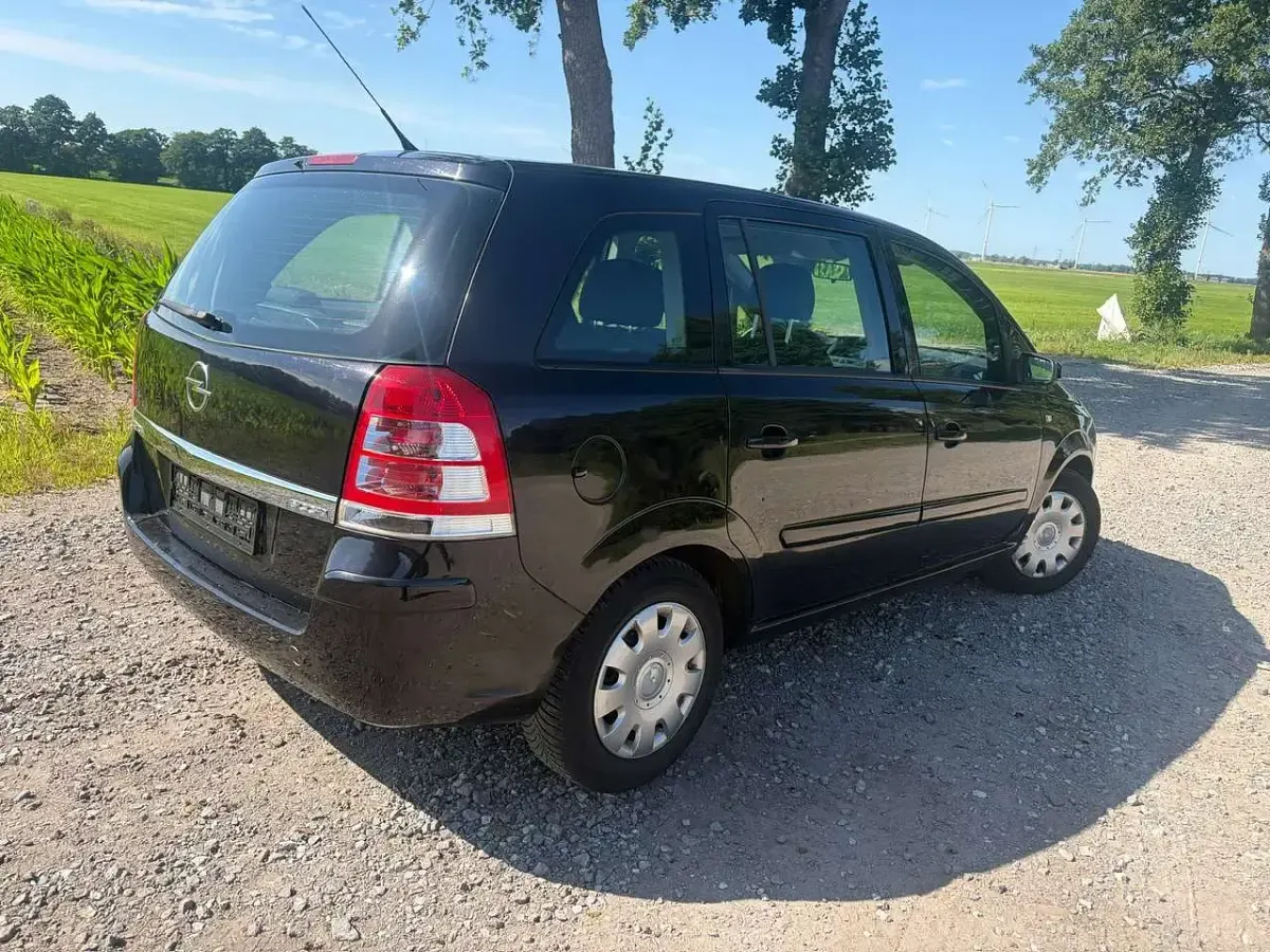 Gebraucht Opel Zafira 116 PS (85 kW) 2009 Saphirschwarz mi2 Van / Kleinbus