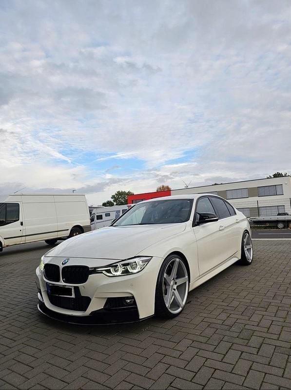 Weiß Gebraucht 2016 BMW 330 M Sport Limousine | 21.499 € (Teuer) - Bild 1/4