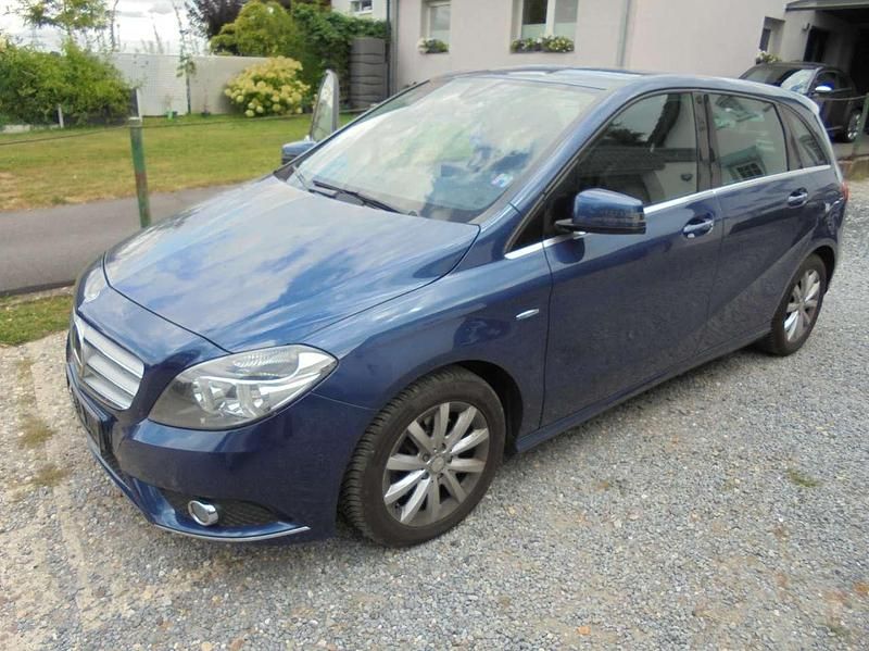 Blau Gebraucht 2012 Mercedes B200 Van / Kleinbus | 3.700 € (Superpreis) - Bild 1/4