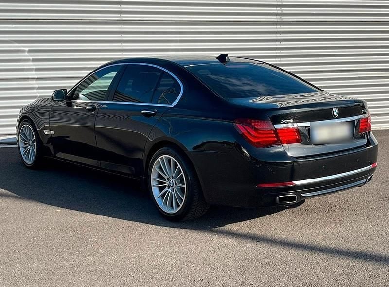 Usata BMW 750 450 CV (330 kW) 2013 Andere farben Berlina