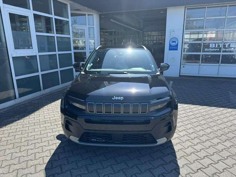 Neu Jeep Avenger Altitude 110 PS (80 kW) 2025 Schwarz (vulcano black) SUV