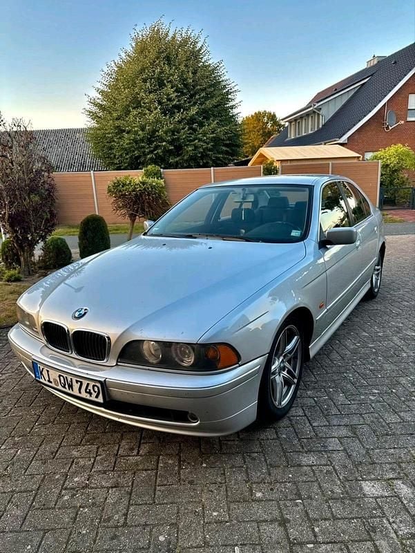 Grau Gebraucht 2001 BMW 520 Limousine | 2.100 € (Superpreis) - Bild 1/4