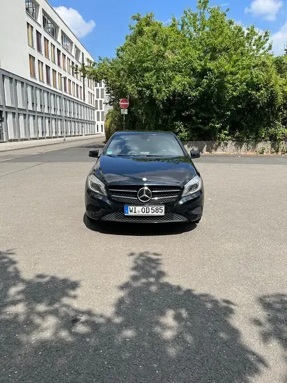 Gebraucht Mercedes A180 109 PS (80 kW) 2014 Schwarz Kleinwagen