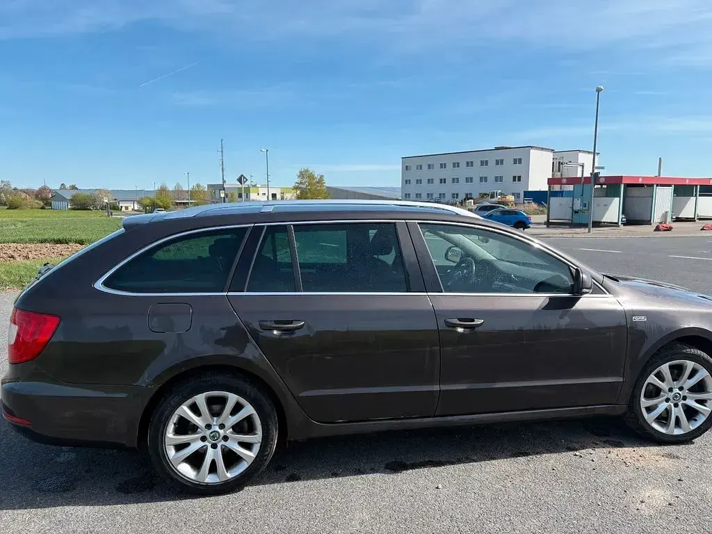 Gebraucht Skoda Superb Family 160 PS (117 kW) 2011 Braun Kombi