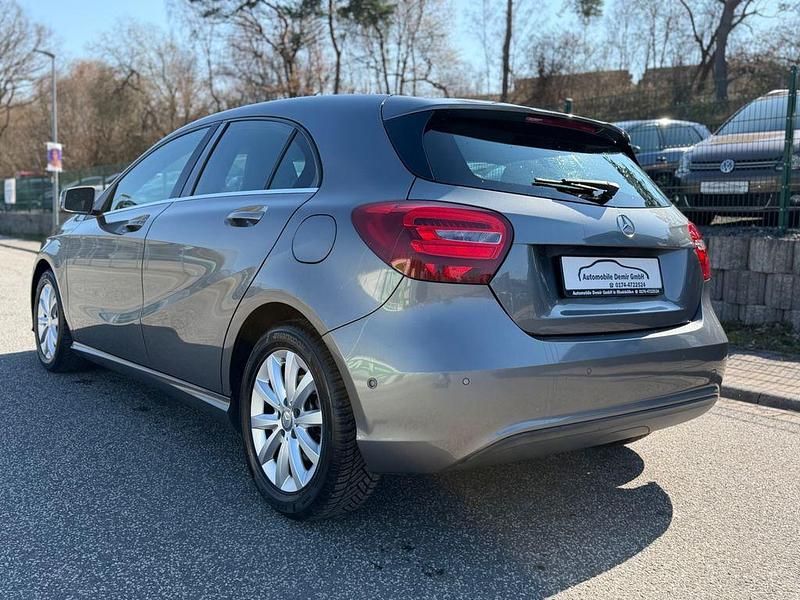 Gebraucht Mercedes A180 122 PS (89 kW) 2015 Grau Kleinwagen