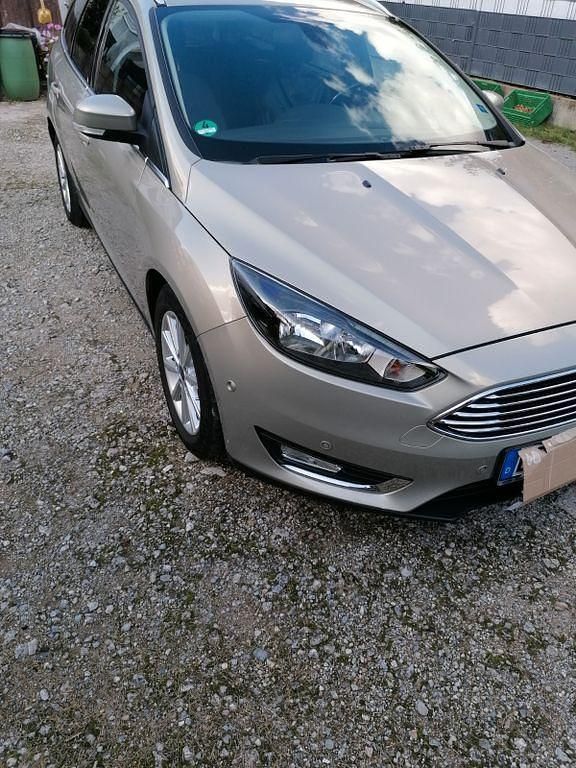 Grau Gebraucht 2016 Ford Focus Titanium Kombi | 9.800 € (Fairer Preis) - Bild 1/4