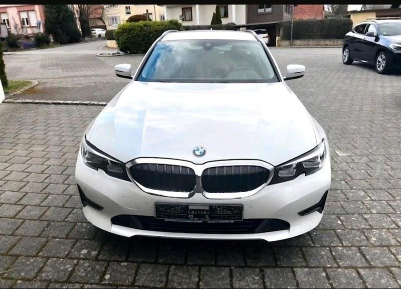 Weiß Gebraucht 2022 BMW 320 Comfort Edition Kombi | 24.950 € - Bild 1/4