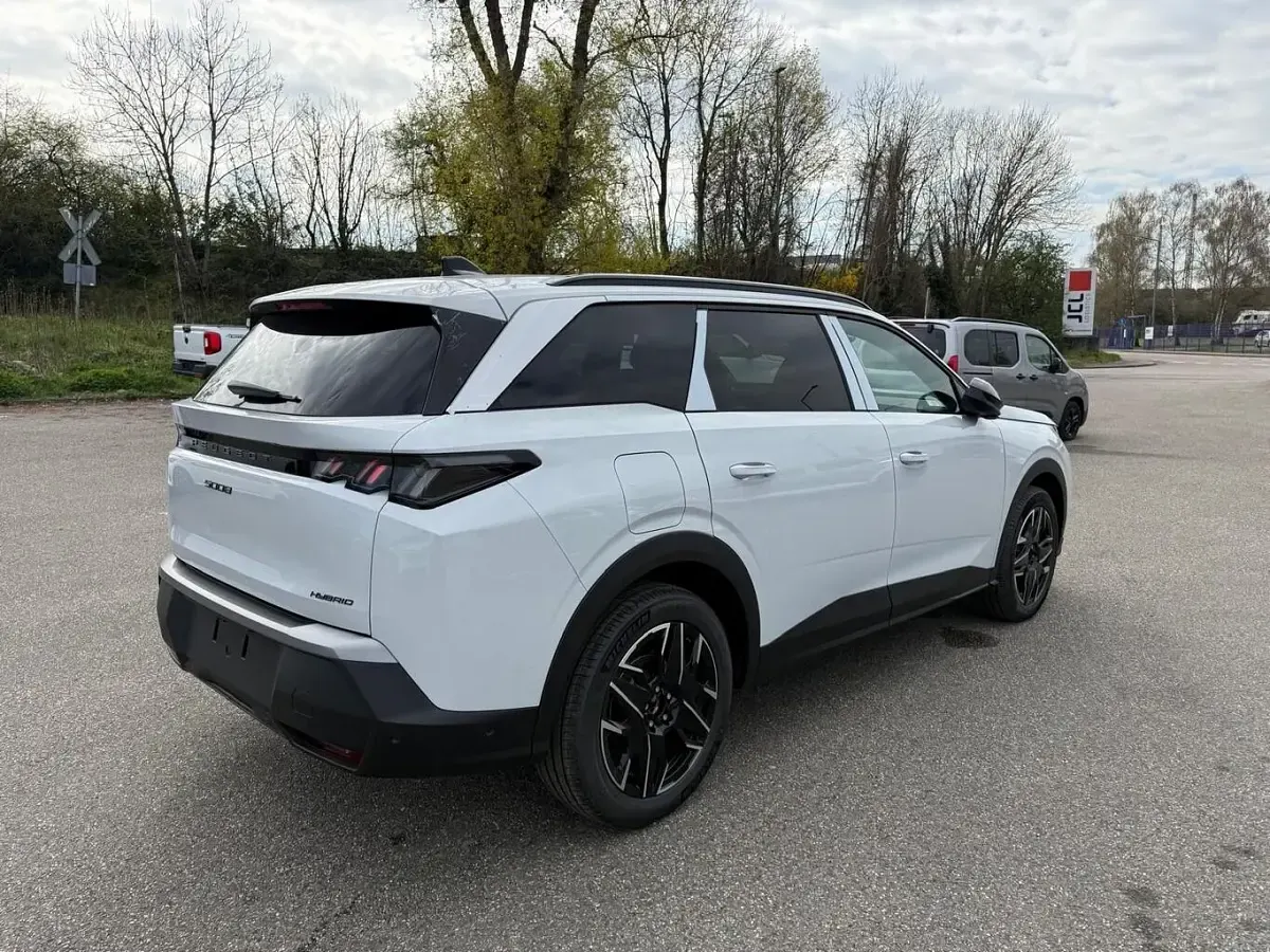 Neu Peugeot 5008 Allure 145 PS (106 kW) 2025 Perla nera schwarz metallic Van / Kleinbus