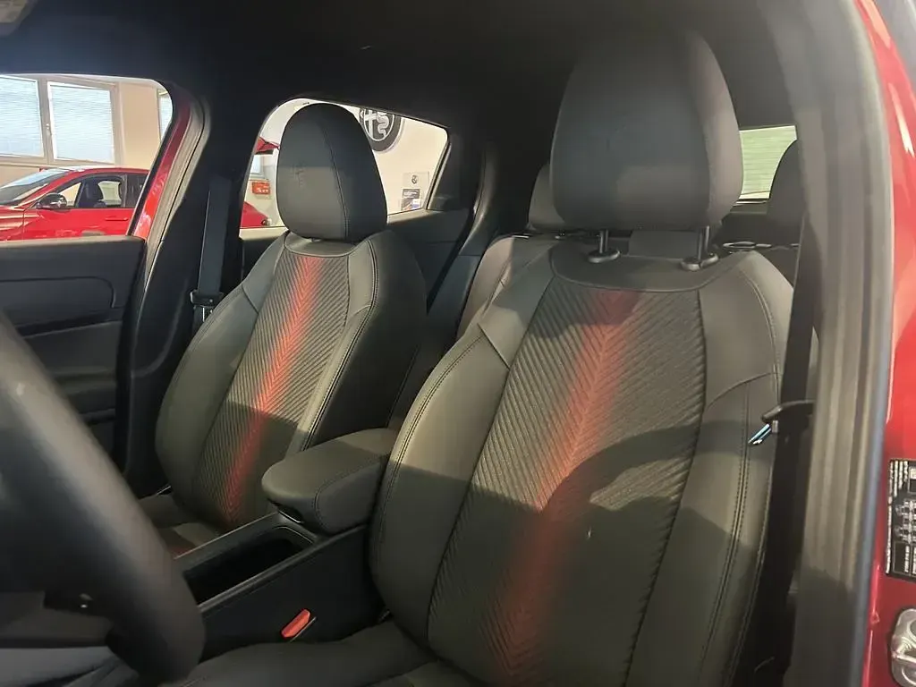Neu Alfa Romeo Junior Edizione Speciale 114 kW (156 PS) 2025 Rot SUV