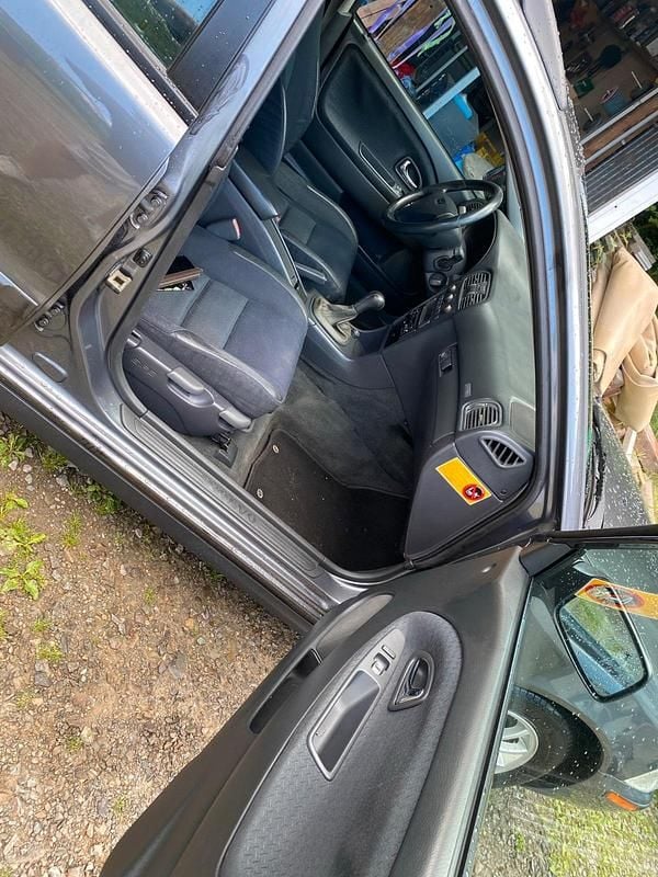 Grau Gebraucht 2005 Volvo V40 Kombi | 1.150 € - Bild 1/4