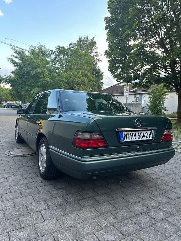 Gebraucht Mercedes E220 150 PS (110 kW) 1994 Grün Limousine