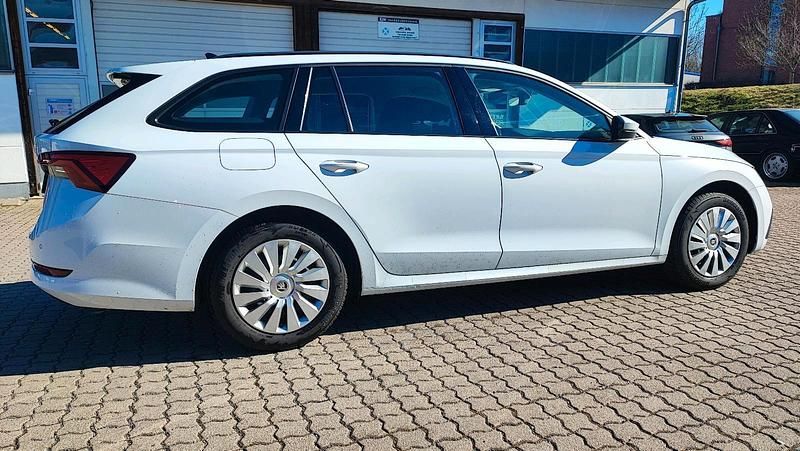 Gebraucht Skoda Octavia 115 PS (84 kW) 2021 Weiß Kombi