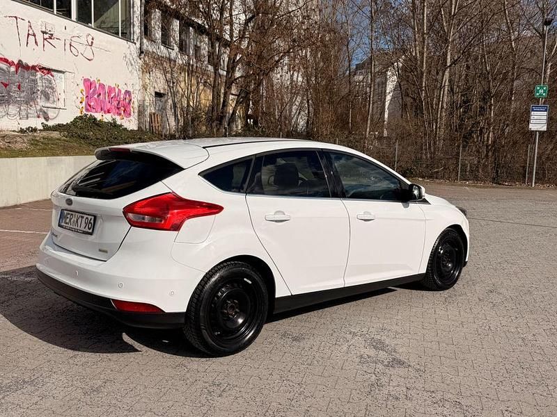 Gebraucht Ford Focus Titanium 125 PS (91 kW) 2016 Weiß Limousine
