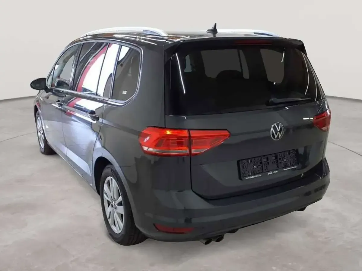 Gebraucht VW Touran Comfortline 150 PS (110 kW) 2023 Uranograu Van / Kleinbus