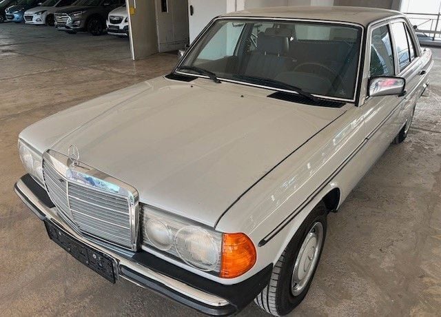 Beige Gebraucht 1979 Mercedes 230 Limousine | 13.890 € - Bild 1/4