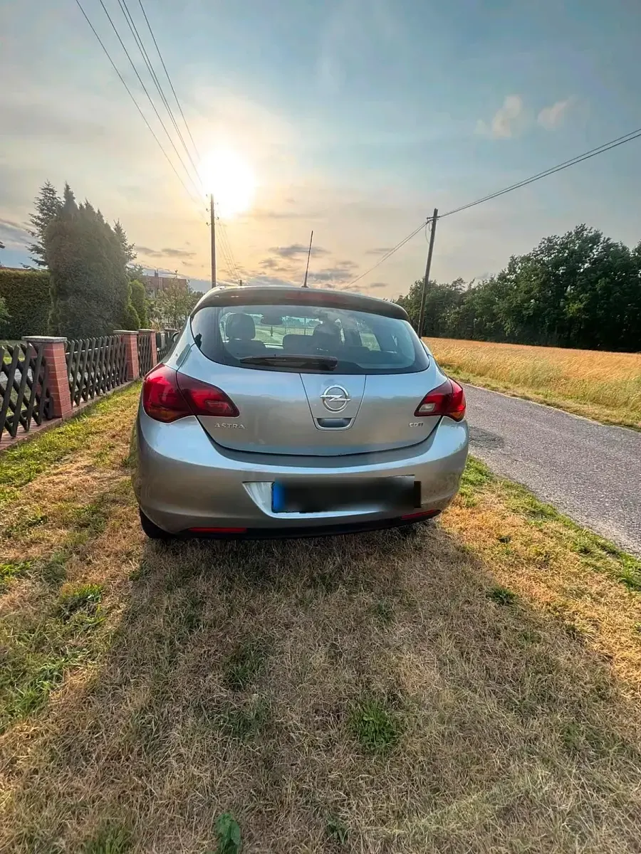 Gebraucht Opel Astra 125 PS (91 kW) 2012 Silber Kleinwagen