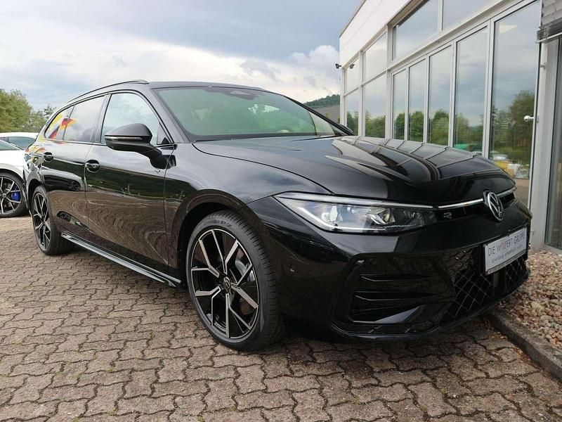 Gebraucht VW Passat R-line 193 PS (141 kW) 2025 Grenadillschwarz metallic Kombi