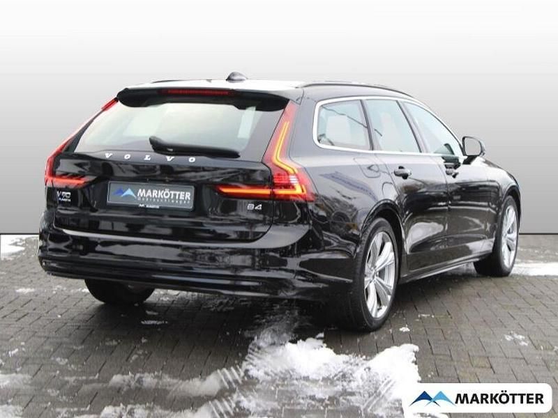 Gebraucht Volvo V90 Momentum 197 PS (144 kW) 2022 Schwarz Kombi