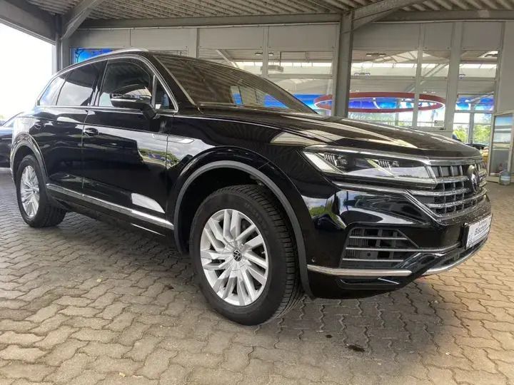 Malbec red metallic (metallic) Gebraucht 2022 VW Touareg SUV | 49.949 € (Superpreis) - Bild 1/4