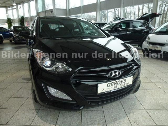 Gebraucht Hyundai i30 Classic 90 PS (66 kW) 2015 Schwarz metallic Limousine