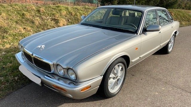 Silber Gebraucht 1998 Jaguar XJ8 Executive Limousine | 18.990 € (Teuer) - Bild 1/4