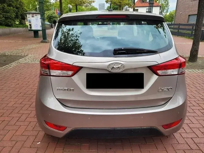 Gebraucht Hyundai ix20 125 PS (91 kW) 2017 Silber Kleinwagen