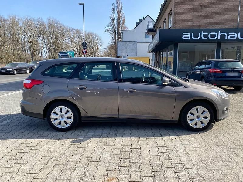 Gebraucht Ford Focus 101 PS (74 kW) 2013 Grau Kombi