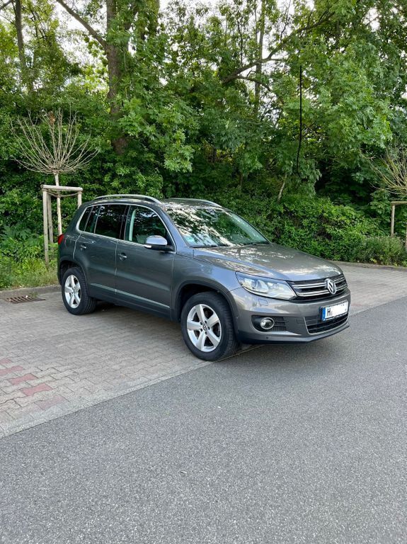 Grau Gebraucht 2011 VW Tiguan Sportline SUV | 16.000 € (Teuer) - Bild 1/4