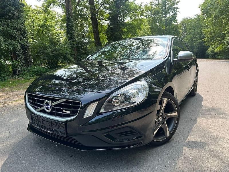 Schwarz Gebraucht 2012 Volvo V60 R-Design Kombi | 11.890 € (Fairer Preis) - Bild 1/4