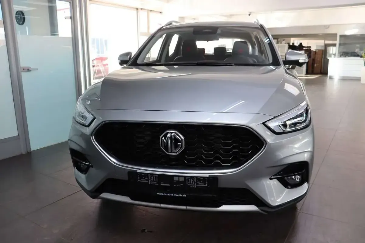Gebraucht MG ZS Luxury 106 PS (77 kW) 2024 Cosmic silver Limousine