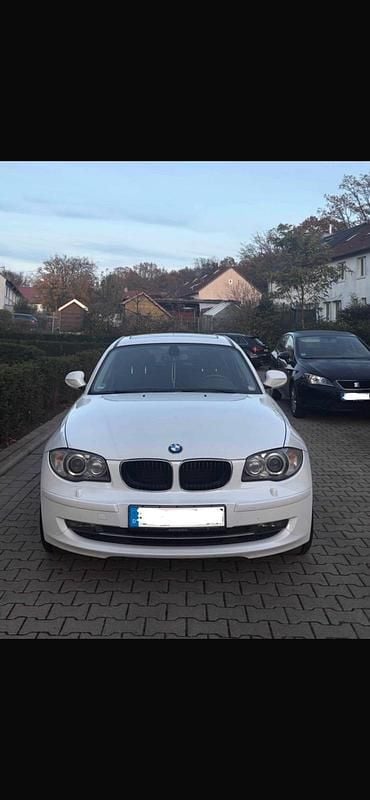 Weiß Gebraucht 2011 BMW 116 Kleinwagen | 4.500 € (Guter Preis) - Bild 1/4