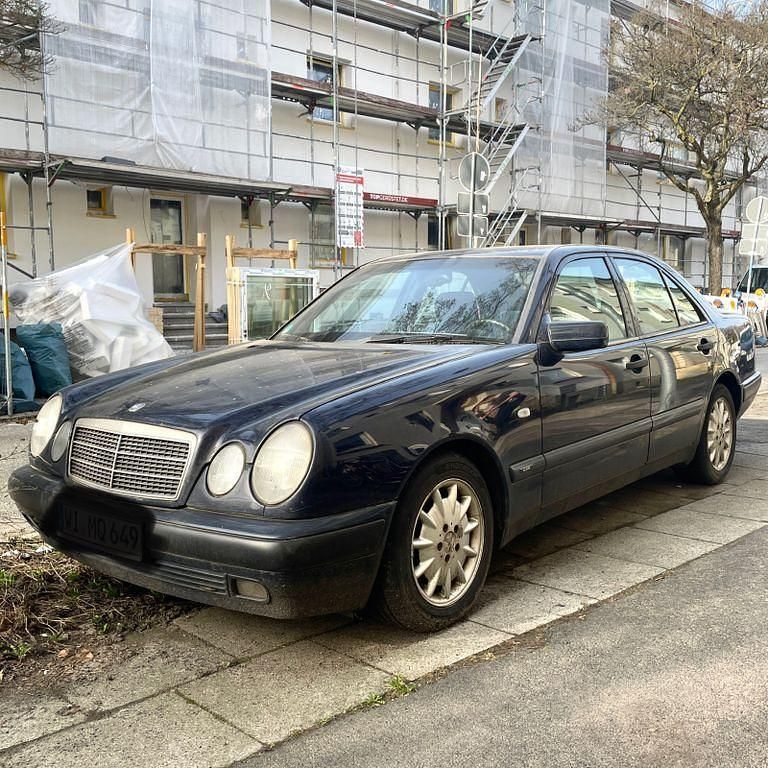 Gebraucht Mercedes E280 Classic 193 PS (141 kW) 1995 Blau Limousine